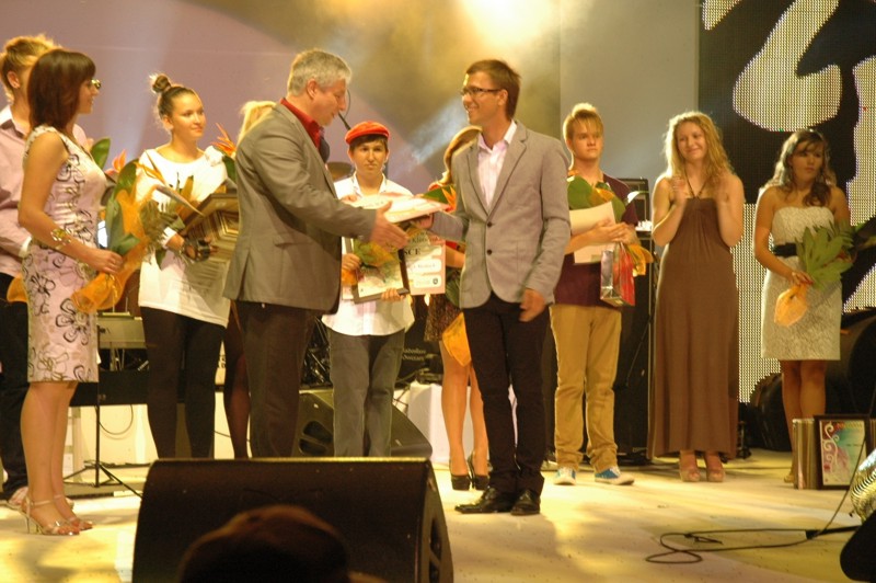 Filip Wnuk (I miejsce) i Mariusz Prawda (przewodniczący Rady Miejskiej w Kozienicach) 
